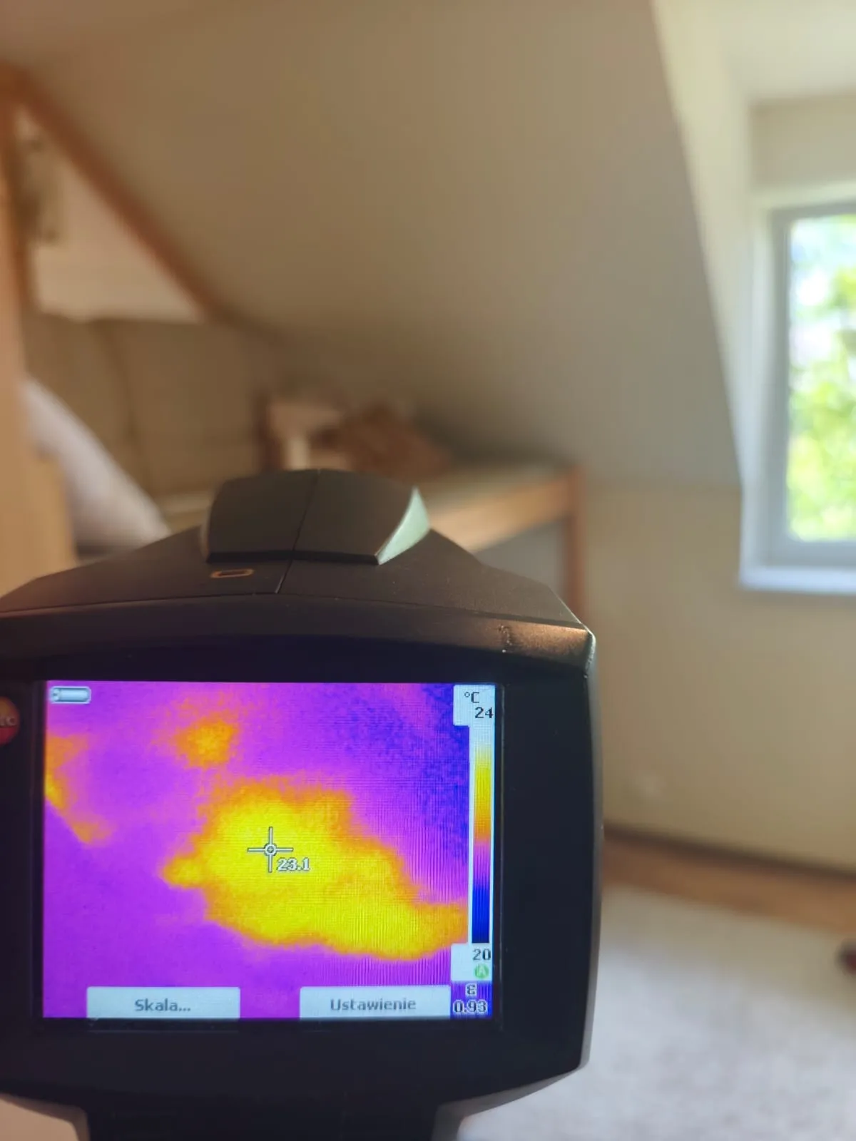 Badanie termowizyjne poddasza — kamera pokazuje miejsce utraty ciepła